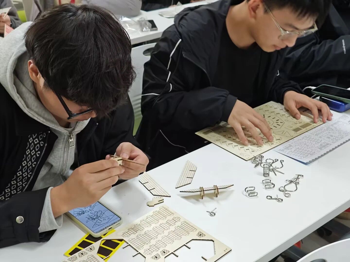 知行书院开展榫卯鲁班锁工艺文化体验劳动实践活动